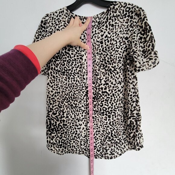 19 Cooper Tan Cheetah Leopard Animal Print V Neck Short Sleeve Blouse Size Small - Picture 8 of 11